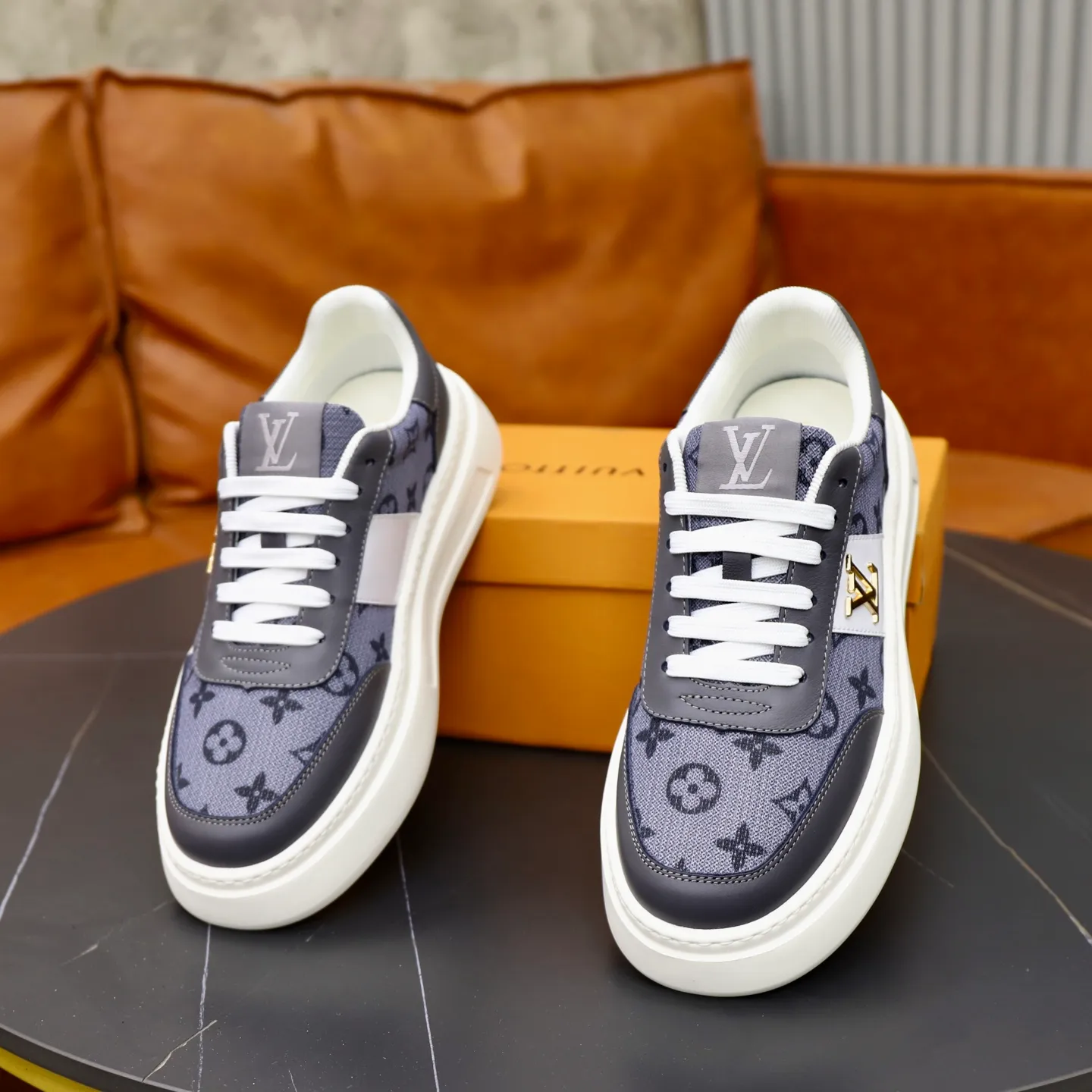 Ex-factory price: 420💰🙅‍♂️🙅‍♂️🙅‍♂️ Brand: LV Louis Vuitton Standard code: 38-44 (45 customized) Grade: Same as the official website Material: Original cowhide splicing fabric Comfortable cowhide lining Increased lightness, wear-resistant and soft outsole Style category: Men's fashionable casual shoes Running sneakers Distinguished luxury brand elements Top luxury Color: actual picture color